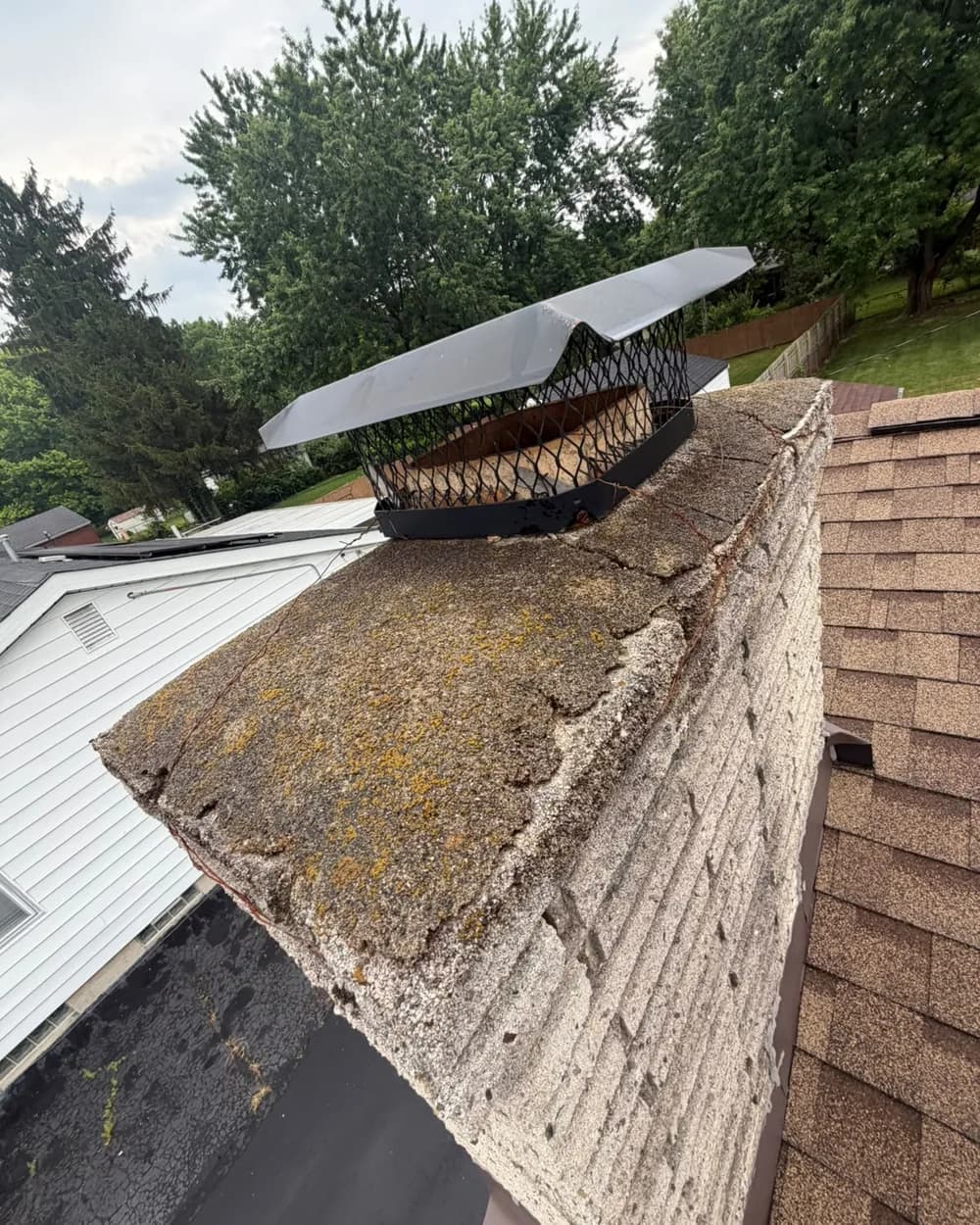 Side view of the weathered crown surface and screened cap before work